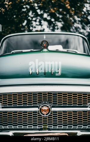 Frühjahrstreffen der Besitzer von alten Autos in der Stadt Hagfors-Schweden. Nahaufnahme des Kühlergrills. Details zum alten Auto. Stockfoto