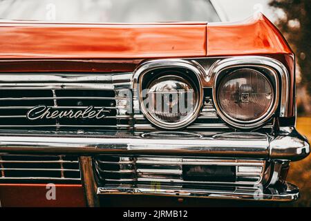 Frühjahrstreffen der Besitzer von alten Autos in Hagfors-Schweden. Nahaufnahme des Kühlergrills und der Scheinwerfer des Chevrolet-Fahrzeugs Stockfoto