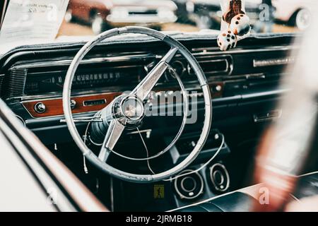 Frühjahrstreffen der Besitzer der alten Autos in der Stadt Hagfors-Schweden. Innenausstattung des klassischen Oldtimers Stockfoto