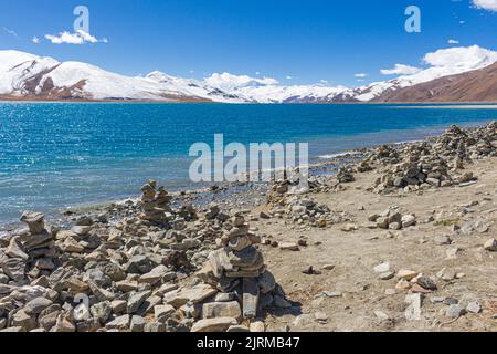 Der Yangzhuo Yongcuo See, auch bekannt als schlanker Westsee, liegt in der Nähe von Lhasa, Tibet, China - Aufnahme auf dem Tibetischen Freundschaftsautobahn. Stockfoto