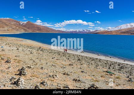 Der Yangzhuo Yongcuo See, auch bekannt als schlanker Westsee, liegt in der Nähe von Lhasa, Tibet, China - Aufnahme auf dem Tibetischen Freundschaftsautobahn. Stockfoto