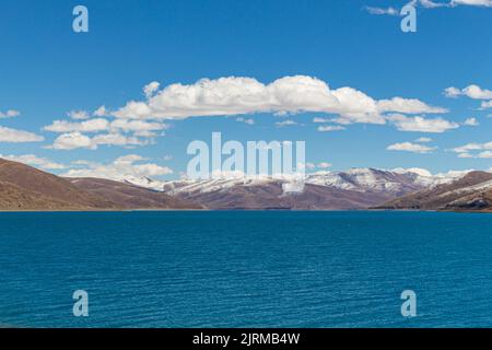 Der Yangzhuo Yongcuo See, auch bekannt als schlanker Westsee, liegt in der Nähe von Lhasa, Tibet, China - Aufnahme auf dem Tibetischen Freundschaftsautobahn. Stockfoto