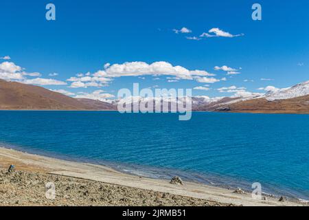 Der Yangzhuo Yongcuo See, auch bekannt als schlanker Westsee, liegt in der Nähe von Lhasa, Tibet, China - Aufnahme auf dem Tibetischen Freundschaftsautobahn. Stockfoto