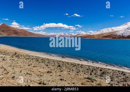 Der Yangzhuo Yongcuo See, auch bekannt als schlanker Westsee, liegt in der Nähe von Lhasa, Tibet, China - Aufnahme auf dem Tibetischen Freundschaftsautobahn. Stockfoto