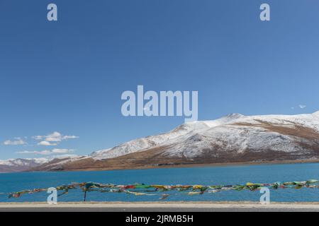 Der Yangzhuo Yongcuo See, auch bekannt als schlanker Westsee, liegt in der Nähe von Lhasa, Tibet, China - Aufnahme auf dem Tibetischen Freundschaftsautobahn. Stockfoto