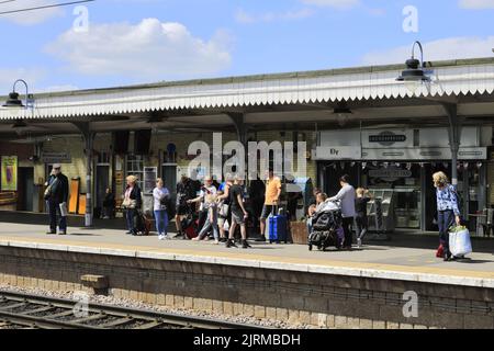 Passagiere am Bahnhof Ely, Ely City, Cambridgeshire, England Stockfoto