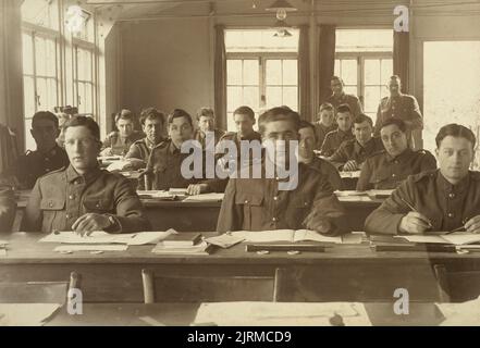 Nicht identifizierte Soldaten des Ersten Weltkriegs saßen in Reihen in einem Klassenzimmer im Oatlands Park, Surrey, England, 1918, England, Hersteller unbekannt. Akquisitionsverlauf unbekannt. Stockfoto