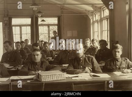 Nicht identifizierte Soldaten des Ersten Weltkriegs saßen in Reihen in einem Klassenzimmer im Oatlands Park, Surrey, England, 1918, England, Hersteller unbekannt. Akquisitionsverlauf unbekannt. Stockfoto