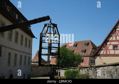 Innenhof des Medieval Crime Museum, hölzerner Folterkäfig, Vorrichtung zum Foltern von Hexen mit Wasser, historische Gebäude in der Altstadt, Rothenburg ob der Stockfoto