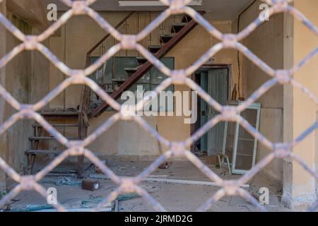 Beschädigte Treppe, ein selektiver Fokus beschädigte Treppe im verlassenen Geschäft, Varosha in Famagusta Nordzypern. Stockfoto