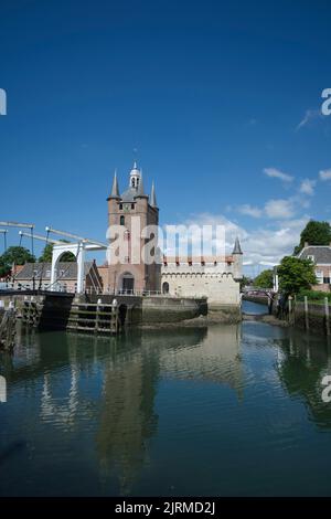 Mittelalterliche Stadt Zierikzee in der Provinz Zeeland in den Niederlanden Mit ihm landschaftlich schöne alte holländische Brücken und Gebäude ist ein Lieblingsreiseziel für Touristen Stockfoto