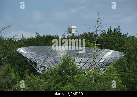 Westerbork, Niederlande-Juli 2021; Nahaufnahme des Dish of Westerbork Synthesis Radio Telescope (WSRT) in linearer Anordnung auf dem Gelände eingesetzt Stockfoto