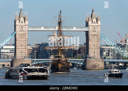 Göteborg von Schweden, Segelnachbildung der schwedischen Ost-Indiaman Göteborg I, Besuch in London, Großbritannien. Im Pool von London, nachdem man unter der Tower Bridge vorbeikam Stockfoto