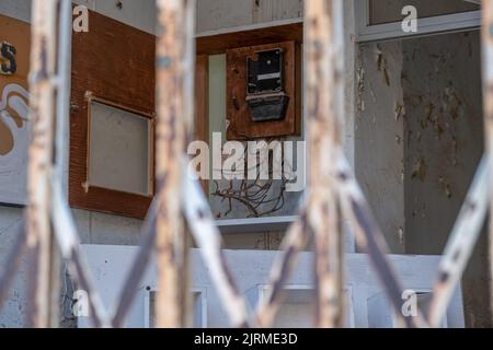 Elektrotafel, ein selektiver Fokus gebrochene Elektrotafel hinter dem Geländer in der verlassenen Stadt. Varosha in Famagusta Nordzypern. Stockfoto