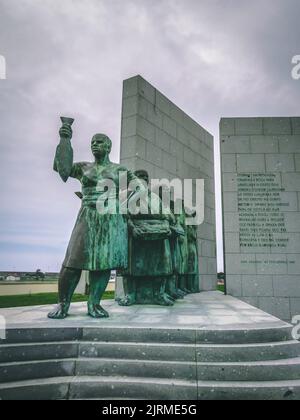 Eine vertikale Aufnahme der Bronzestatue, die den Frauen der Fischer in Povoa de Varzim, Portugal, gewidmet ist Stockfoto