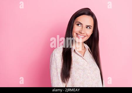 Portrait Foto von jungen attraktiven hübschen Business-Dame neugierig lächelnd suchen leeren Raum neue Anzeige auf rosa Hintergrund isoliert Stockfoto