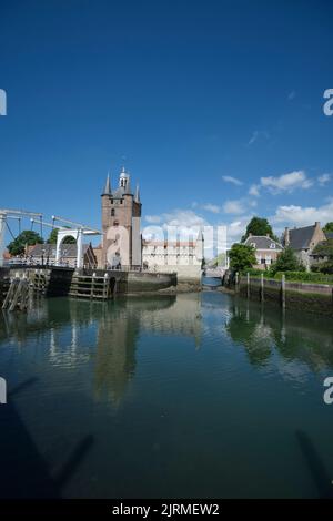 Mittelalterliche Stadt Zierikzee in der Provinz Zeeland in den Niederlanden Mit ihm landschaftlich schöne alte holländische Brücken und Gebäude ist ein Lieblingsreiseziel für Touristen Stockfoto