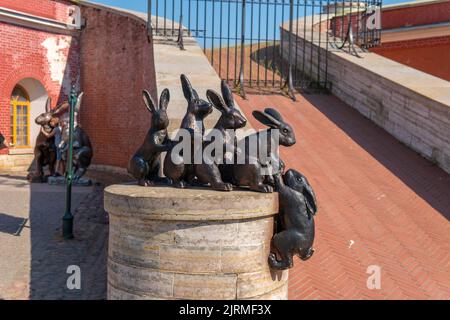 RUSSLAND, PETERSBURG - AUG 19, 2022: Denkmal petersburg russland Hasenfestung petropavlovskaya kleine Statue, für peter Bronze in saint und Park groß Stockfoto