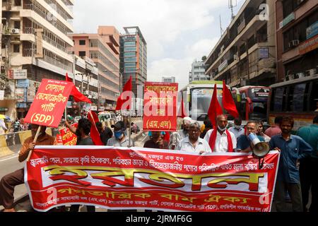 Dhaka, Dhaka, Bangladesch. 25. August 2022. Die Aktivisten der Linken Demokratischen Allianz brachten eine Prozession heraus und blockierten die Kreuzungen von capitalÃ¢â‚¬â„¢s Paltan zur Unterstützung des 12-stündigen landesweiten Streiks, der gegen die jüngste Preiserhöhung des täglichen Bedarfs am 25. August 2022 in Dhaka, Bangladesch, protestierte. (Bild: © Abu Sufian Jewel/ZUMA Press Wire) Stockfoto