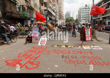 Dhaka, Dhaka, Bangladesch. 25. August 2022. Die Aktivisten der Linken Demokratischen Allianz brachten eine Prozession heraus und blockierten die Kreuzungen von capitalÃ¢â‚¬â„¢s Paltan zur Unterstützung des 12-stündigen landesweiten Streiks, der gegen die jüngste Preiserhöhung des täglichen Bedarfs am 25. August 2022 in Dhaka, Bangladesch, protestierte. (Bild: © Abu Sufian Jewel/ZUMA Press Wire) Stockfoto