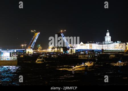 RUSSLAND, PETERSBURG - AUG 19, 2022: Nacht Festung sankt petersburg Brücke neva russland offenen Fluss, von Wasser Kathedrale für Sicht und Tourismus saint Stockfoto