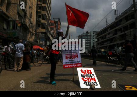 Dhaka, Dhaka, Bangladesch. 25. August 2022. Die Aktivisten der Linken Demokratischen Allianz brachten eine Prozession heraus und blockierten die Kreuzungen von capitalÃ¢â‚¬â„¢s Paltan zur Unterstützung des 12-stündigen landesweiten Streiks, der gegen die jüngste Preiserhöhung des täglichen Bedarfs am 25. August 2022 in Dhaka, Bangladesch, protestierte. (Bild: © Abu Sufian Jewel/ZUMA Press Wire) Stockfoto