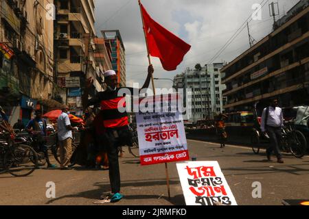 Dhaka, Dhaka, Bangladesch. 25. August 2022. Die Aktivisten der Linken Demokratischen Allianz brachten eine Prozession heraus und blockierten die Kreuzungen von capitalÃ¢â‚¬â„¢s Paltan zur Unterstützung des 12-stündigen landesweiten Streiks, der gegen die jüngste Preiserhöhung des täglichen Bedarfs am 25. August 2022 in Dhaka, Bangladesch, protestierte. (Bild: © Abu Sufian Jewel/ZUMA Press Wire) Stockfoto