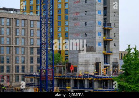 Urban Tower Block Projekt (moderne Hochhaus mehrstöckigen Wohnungen Entwicklung, Handel Menschen arbeiten, Kranmast) - Leeds, West Yorkshire, England, Großbritannien. Stockfoto