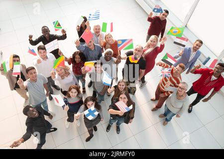 Vertreter aus verschiedenen Ländern mit ihren Nationalflaggen. Stockfoto