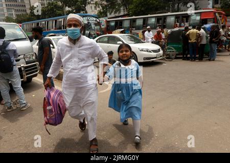 Dhaka, Dhaka, Bangladesch. 25. August 2022. Die Aktivisten der Linken Demokratischen Allianz brachten eine Prozession heraus und blockierten die Paltan-Kreuzungen der Hauptstadt zur Unterstützung des 12-stündigen landesweiten Streiks, der gegen die jüngste Preiserhöhung für das tägliche Wesentliche am 25. August 2022 in Dhaka, Bangladesch, protestierte. (Bild: © Abu Sufian Jewel/ZUMA Press Wire) Stockfoto