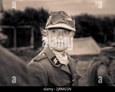 Nahaufnahme einer Frau in einer Militäruniform im Jahr WW2. Historische Reenactment Stockfoto