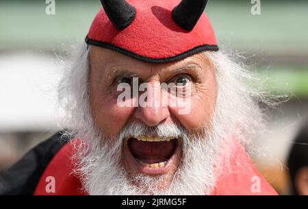 25. August 2022, Thüringen, Weimar/Meiningen: Radtour durch Deutschland, Weimar - Meiningen (171,7 km), Etappe 1. Der Tour-Teufel Didi Senft folgt dem Einschreiben. Foto: Hendrik Schmidt/dpa Stockfoto