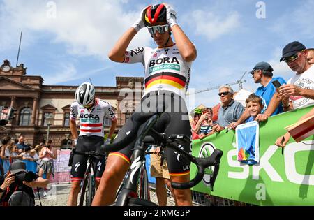 25. August 2022, Thüringen, Weimar/Meiningen: Radtour durch Deutschland, Weimar - Meiningen (171,7 km), Etappe 1. Nils Politt vom Team BORA - hansgrohe wartet auf den Eintrag. Foto: Hendrik Schmidt/dpa Stockfoto