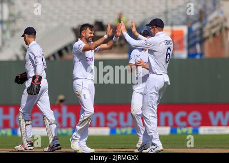 Manchester, Großbritannien. 25. August 2022. James Anderson von England feiert die Einnahme des Wickels von Simon Harmer von Südafrika in Manchester, Vereinigtes Königreich am 8/25/2022. (Foto von Conor Molloy/News Images/Sipa USA) Quelle: SIPA USA/Alamy Live News Stockfoto