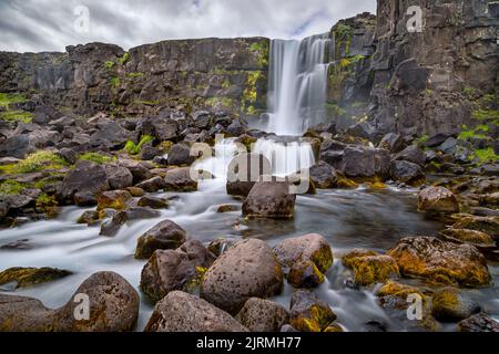 Wasserfall Öxararfoss im Thingvellir Nationalpark in Island - Langzeitbelichtung Stockfoto