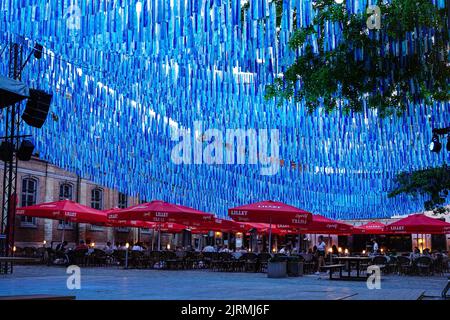 Blaue Decke auf dem Platz in Sint-Niklaas, Belgien Stockfoto
