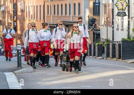 Studenten in Kostümen treffen sich zu Beginn ihres Studienjahres in Norrköping, Schweden, auf dem Campus der Norrköping Linköping University. Stockfoto