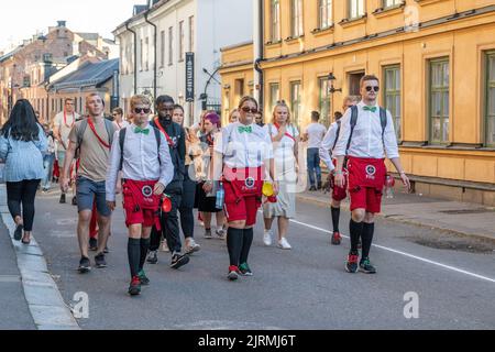 Studenten in Kostümen treffen sich zu Beginn ihres Studienjahres in Norrköping, Schweden, auf dem Campus der Norrköping Linköping University. Stockfoto