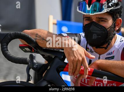 25. August 2022, Thüringen, Weimar/Meiningen: Radtour durch Deutschland, Weimar - Meiningen (171,7 km), Etappe 1. Fernando Gaviria aus Kolumbien vom Team UAE Emirates wartet auf den Eintrag. Foto: Hendrik Schmidt/dpa Stockfoto