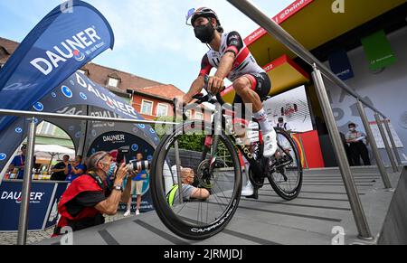 25. August 2022, Thüringen, Weimar/Meiningen: Radtour durch Deutschland, Weimar - Meiningen (171,7 km), Etappe 1. Fernando Gaviria aus Kolumbien vom Team UAE Emirates verlässt nach dem Einschreiben die Bühne. Foto: Hendrik Schmidt/dpa Stockfoto