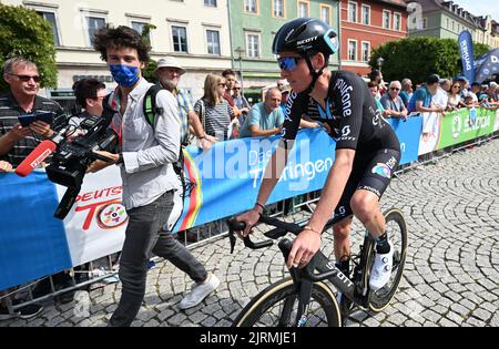 25. August 2022, Thüringen, Weimar/Meiningen: Radtour durch Deutschland, Weimar - Meiningen (171,7 km), Etappe 1. Romain Bardet aus Frankreich von Team DSM nach dem Einschreiben. Foto: Hendrik Schmidt/dpa Stockfoto