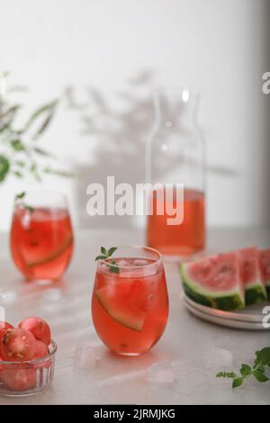 Wassermelone-Cocktail mit Zitrone und Minze. Erfrischende Limonade aus nächster Nähe Stockfoto