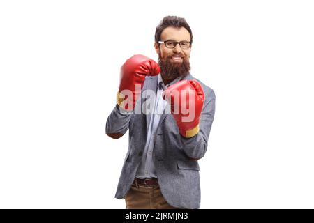 Lächelnder bärtiger Mann mit Boxhandschuhen, die isoliert auf weißem Hintergrund in Wache stehen Stockfoto