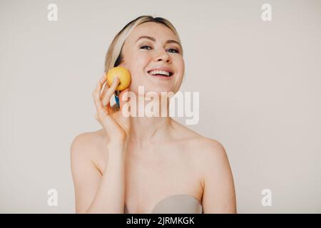 Junge schöne Frau mit Apfel in der Nähe Gesicht, Haut natürliche Pflege Kosmetik-Konzept Stockfoto