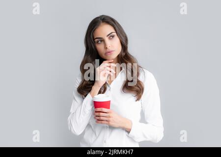 Geschäftsfrau Kaffee hild Tasse Kaffee auf grauem Hintergrund. Stockfoto