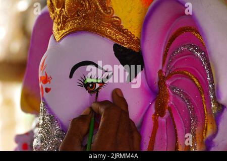 Der indische Handwerker gibt dem Idol des Hindu-gottes Lord Ganesha bei einem Workshop im Vorfeld des Ganesh Chaturthi Festivals am Stadtrand von Ajmer, Rajasthan, Indien, am 25. August 2022 letzten Schliff. Foto von ABACAPRESS.COM Stockfoto