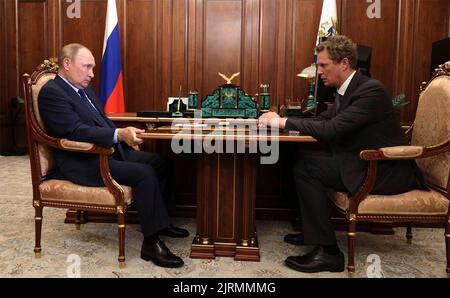 Moskau, Russland. 25. August 2022. Der russische Präsident Wladimir Putin hält am 25. August 2022 in Moskau ein Treffen mit dem Leiter des Föderalen Steuerdienstes, Daniil Jegorov, rechts, im Kreml ab. Russland. Quelle: Mikhail Klimentyev/Kremlin Pool/Alamy Live News Stockfoto