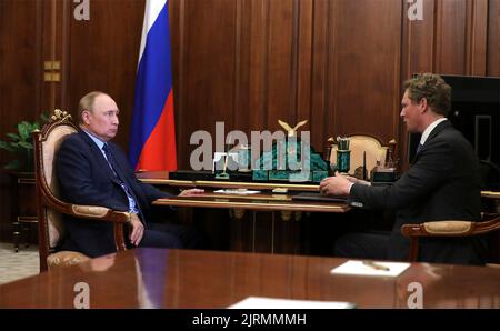 Moskau, Russland. 25. August 2022. Der russische Präsident Wladimir Putin hält am 25. August 2022 in Moskau ein Treffen mit dem Leiter des Föderalen Steuerdienstes, Daniil Jegorov, rechts, im Kreml ab. Russland. Quelle: Mikhail Klimentyev/Kremlin Pool/Alamy Live News Stockfoto