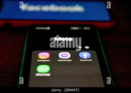 In dieser Abbildung werden die Meta Platforms App-Icons von Instagram, Messenger, Facebook und WhatsApp auf einem Smartphone-Bildschirm angezeigt (Foto von Daniel Roike Kutepov / SOPA Images/Sipa USA) Stockfoto