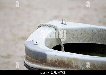 Altes verlassene Boot am Strand. Stockfoto